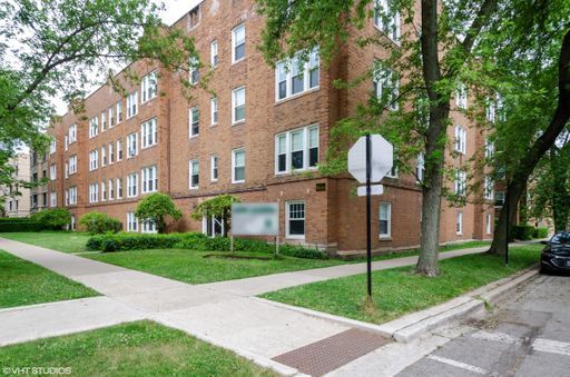 1904 West Morse Avenue, Unit 1 Chicago, IL 60626 - Photo 1 of 15 a front view of a building with garden