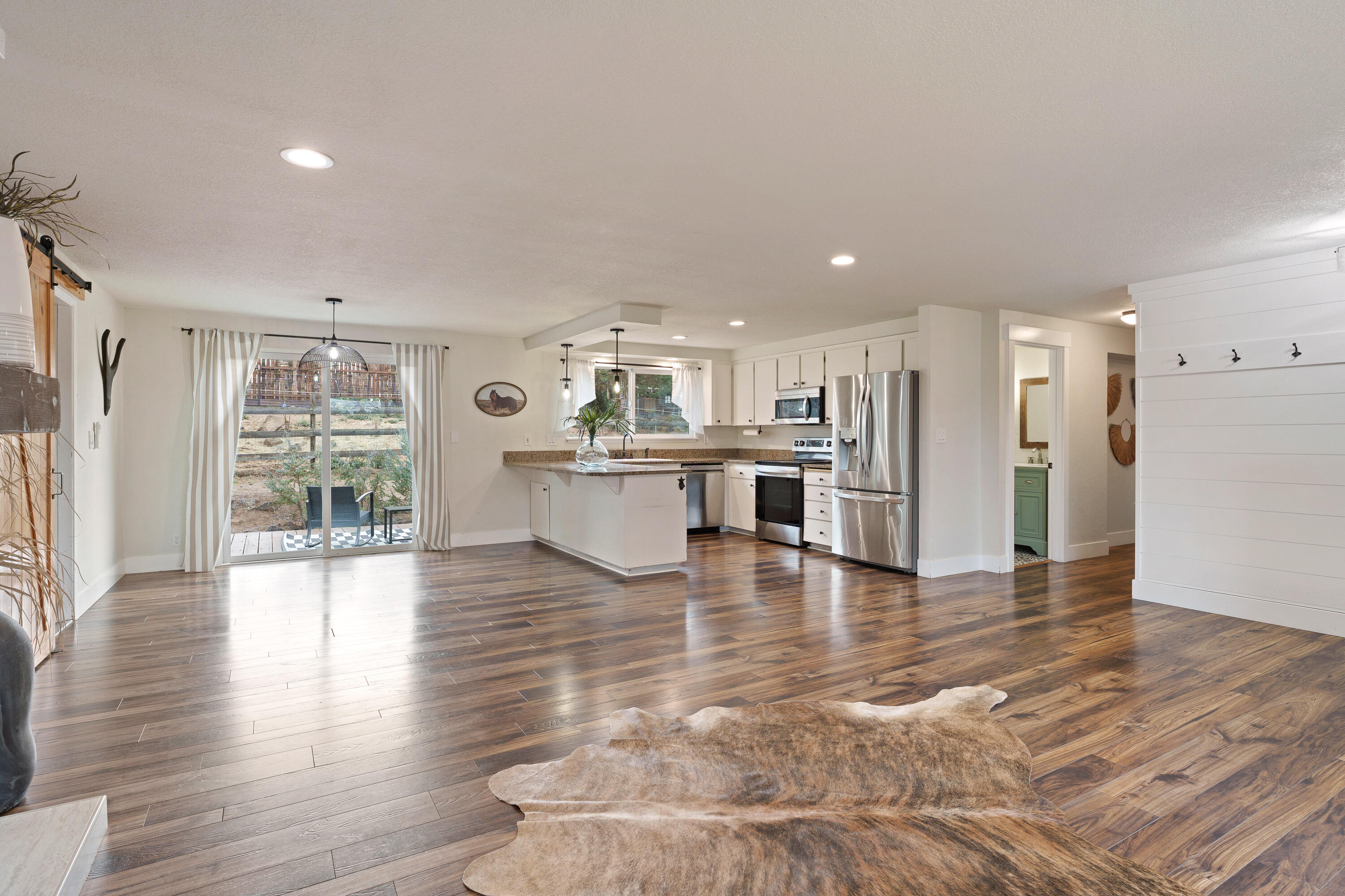 62118 Cody Jr Road Bend, OR 97701 - Photo 7 of 42 Kitchen/Eating Area