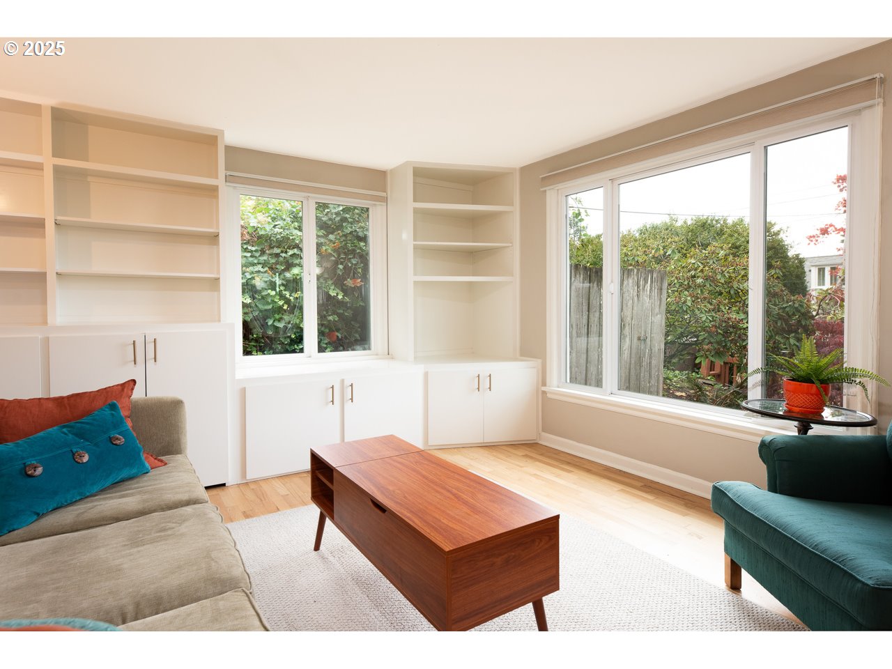 2575 Chula Vista Boulevard Eugene, OR 97403 - Photo 11 of 40 a living room with furniture and a large window