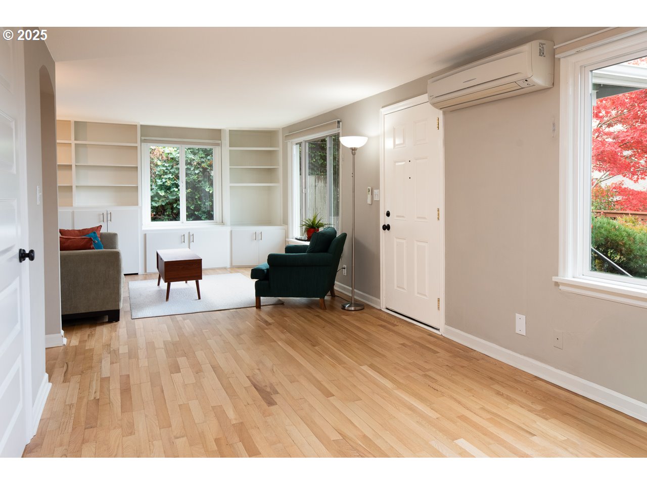 2575 Chula Vista Boulevard Eugene, OR 97403 - Photo 12 of 40 a living room with furniture and a window