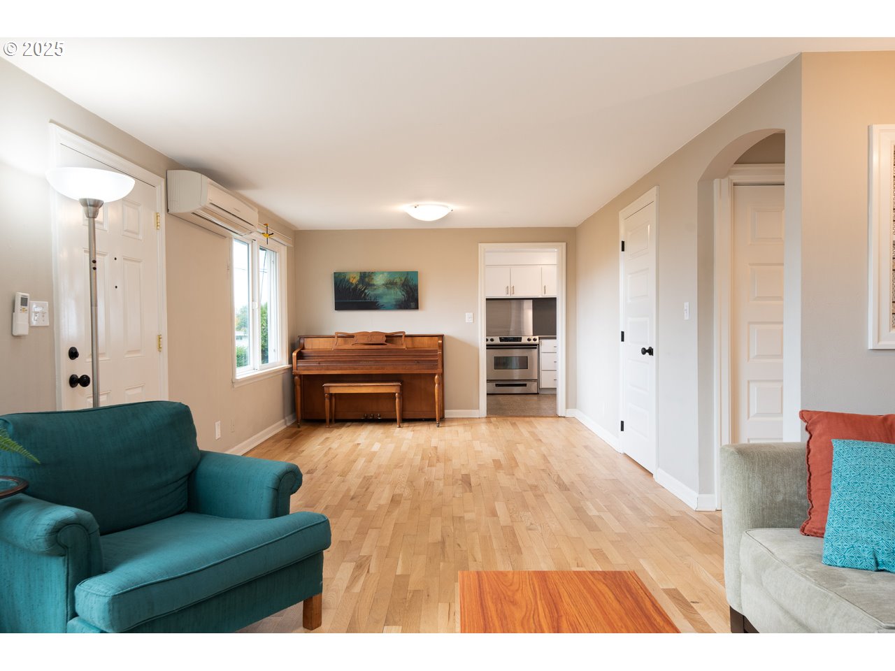 2575 Chula Vista Boulevard Eugene, OR 97403 - Photo 13 of 40 a living room with furniture and a flat screen tv