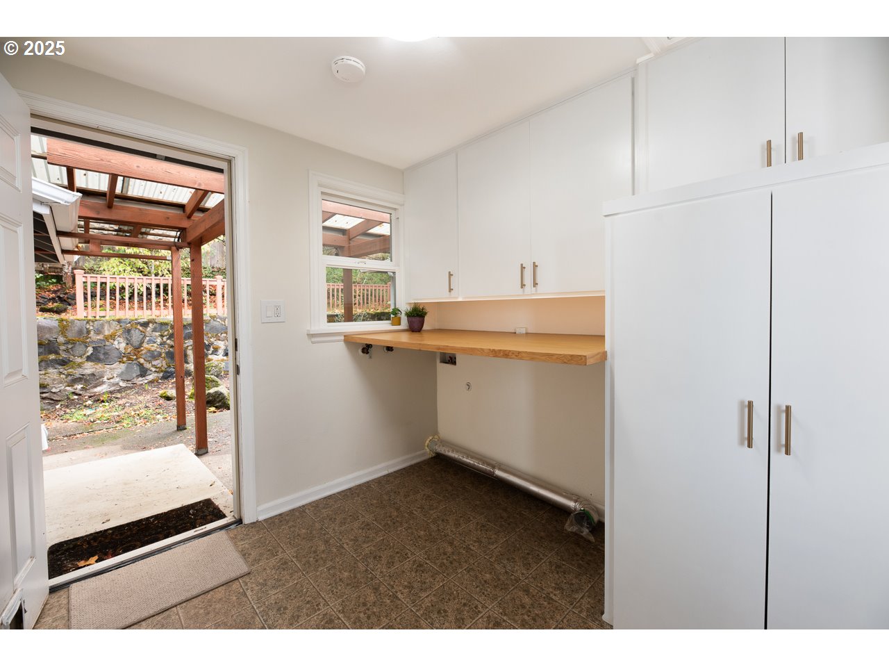 2575 Chula Vista Boulevard Eugene, OR 97403 - Photo 20 of 40 a kitchen with a refrigerator and window