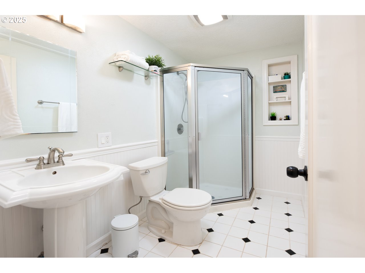 2575 Chula Vista Boulevard Eugene, OR 97403 - Photo 21 of 40 a bathroom with a sink a toilet a mirror and shower