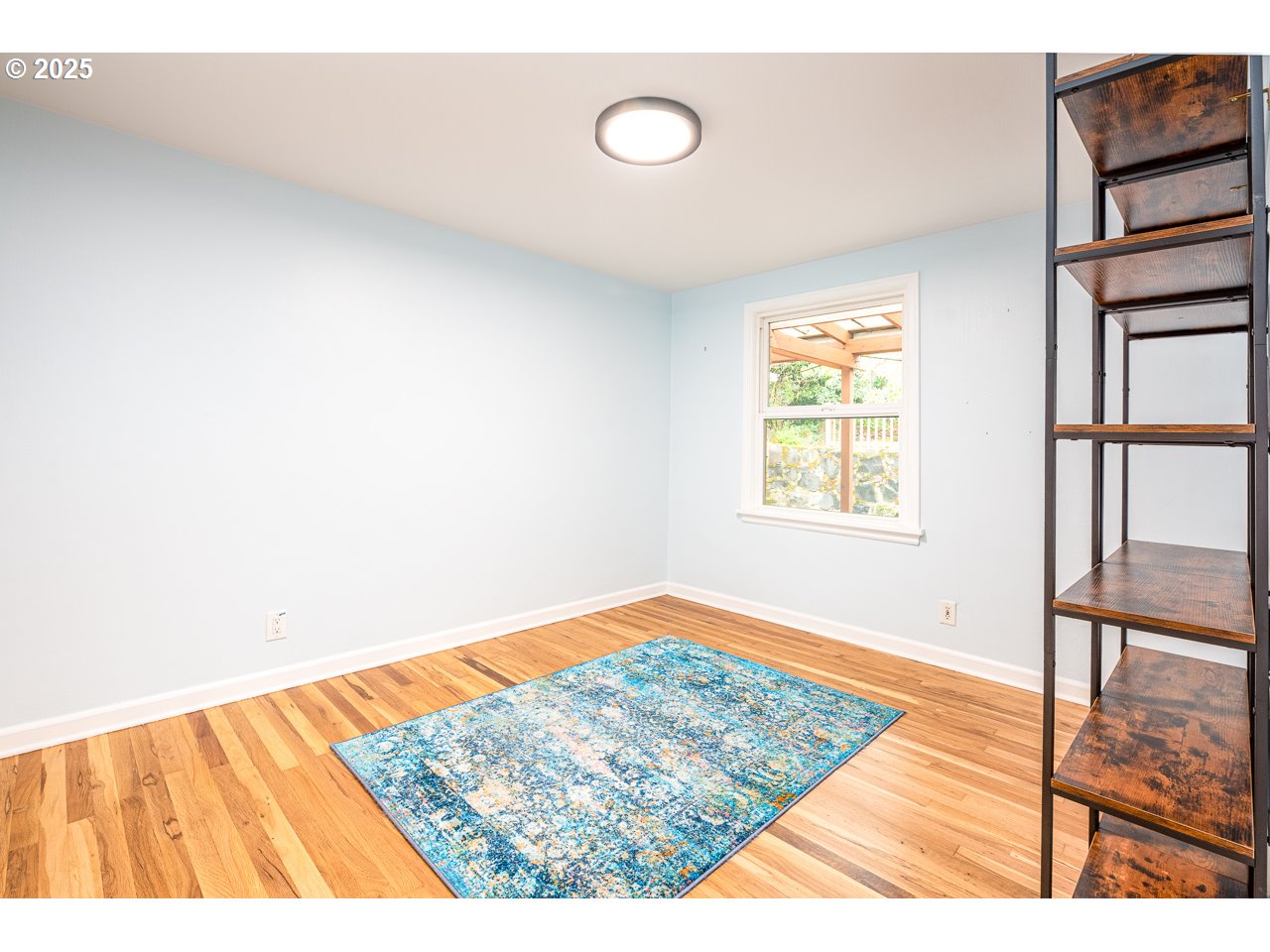 2575 Chula Vista Boulevard Eugene, OR 97403 - Photo 22 of 40 a view of an empty room and window