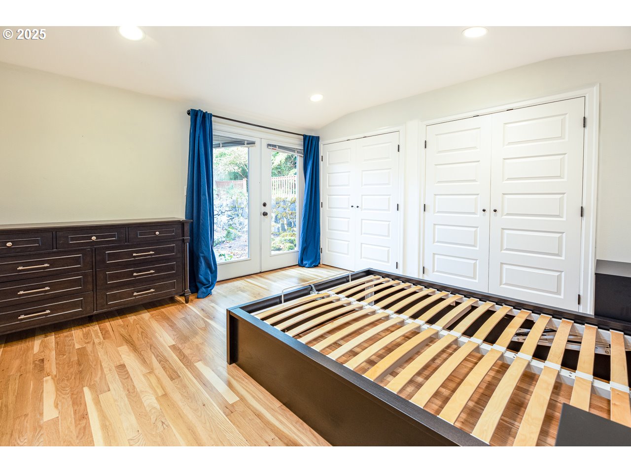 2575 Chula Vista Boulevard Eugene, OR 97403 - Photo 27 of 40 a bedroom with a bed and a dresser