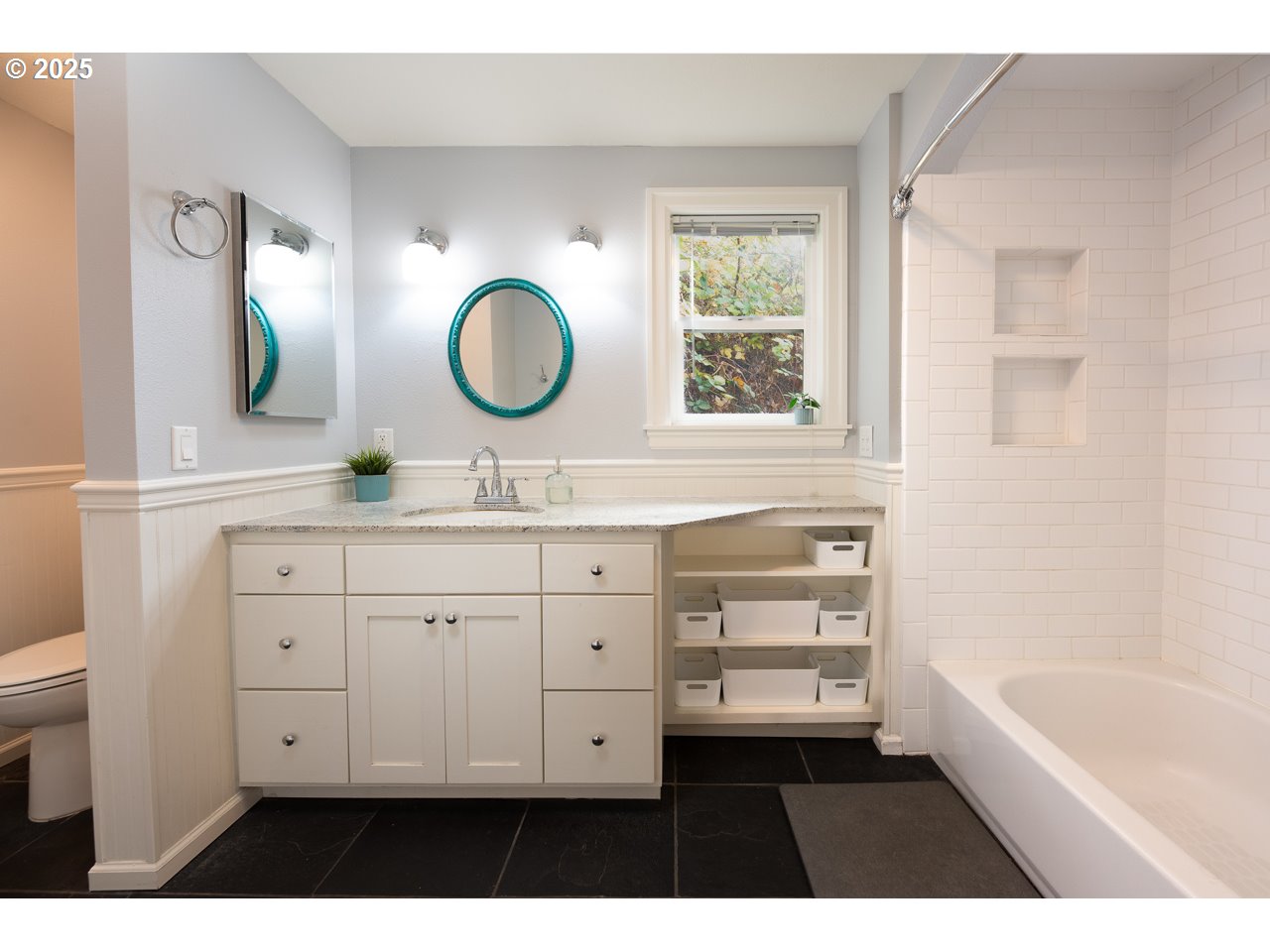 2575 Chula Vista Boulevard Eugene, OR 97403 - Photo 28 of 40 a bathroom with a sink mirror and a bathtub
