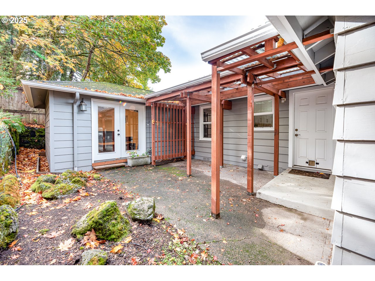 2575 Chula Vista Boulevard Eugene, OR 97403 - Photo 32 of 40 a backyard of a house with barbeque oven table and chairs
