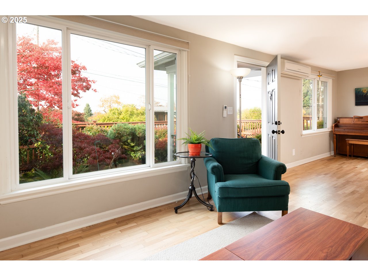 2575 Chula Vista Boulevard Eugene, OR 97403 - Photo 7 of 40 a living room with furniture and a large window