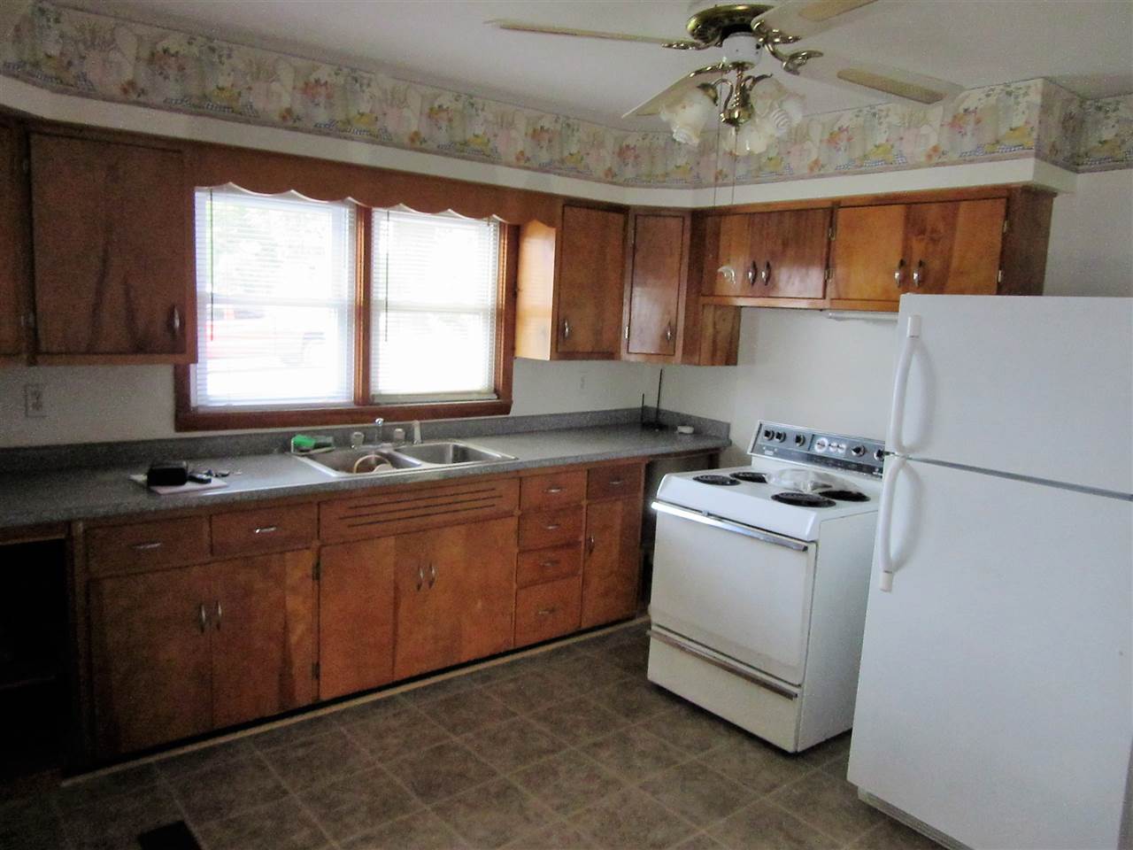814 R Street Bedford, IN 47421 - Photo 2 of 12 Gallery Image 2