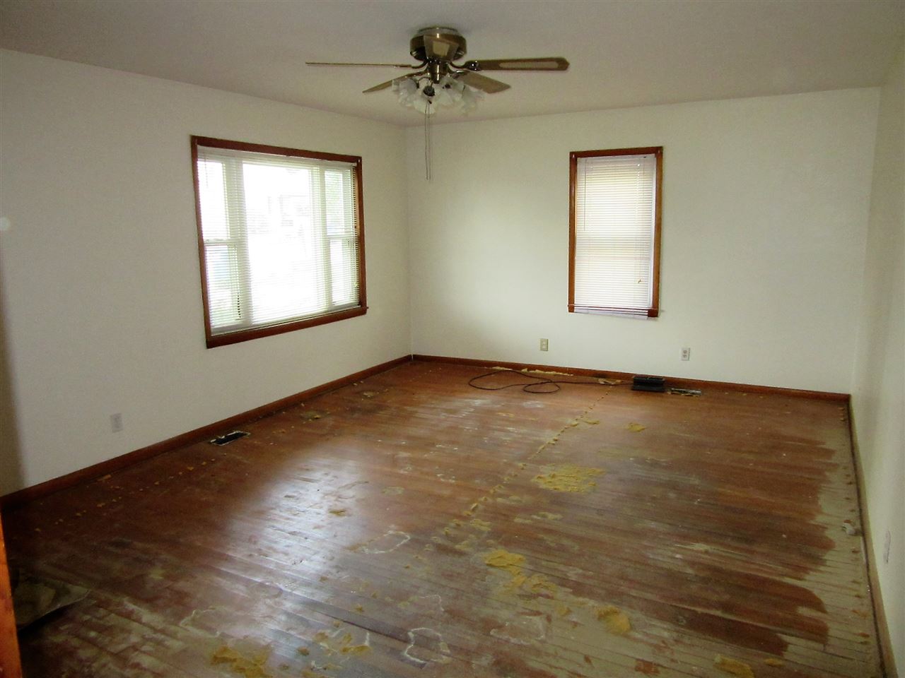 814 R Street Bedford, IN 47421 - Photo 3 of 12 Gallery Image 3