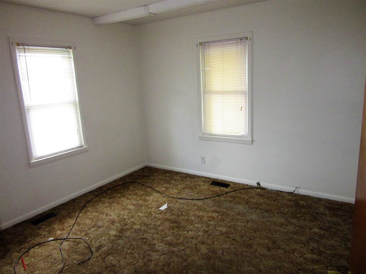 814 R Street Bedford, IN 47421 - Photo 5 of 12 Gallery Image 5