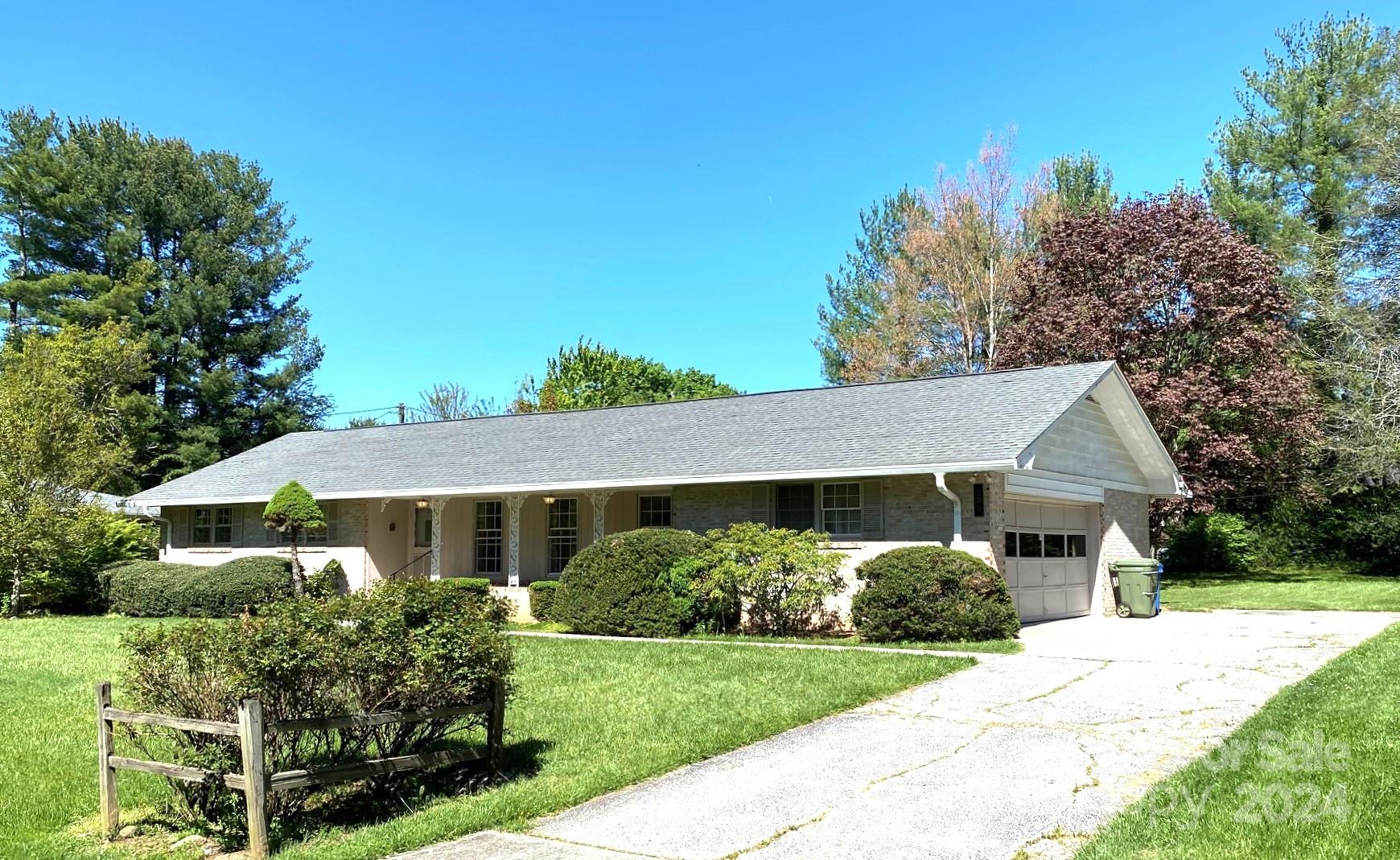 399 Balsam Road Hendersonville, NC 28792 - Photo 5 of 16 Gallery Image 5