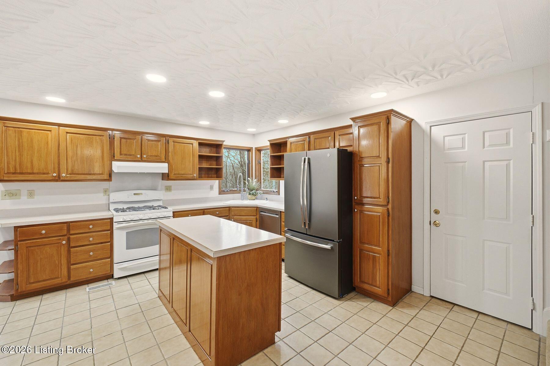 954 West Laurel River Road Shepherdsville, KY 40165 - Photo 10 of 44 Cabinets have been recently refinished