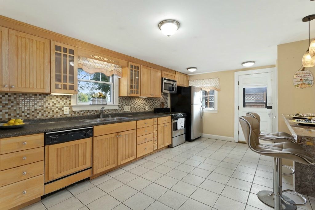 9 Walter Road Danvers, MA 01923 - Photo 7 of 26 Gallery Image 7