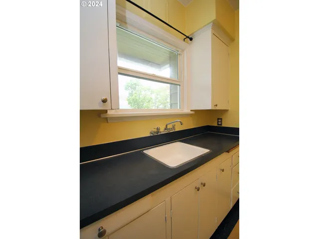 $1,090,000 | 1805 Northeast 8th Avenue, Portland, OR 97212