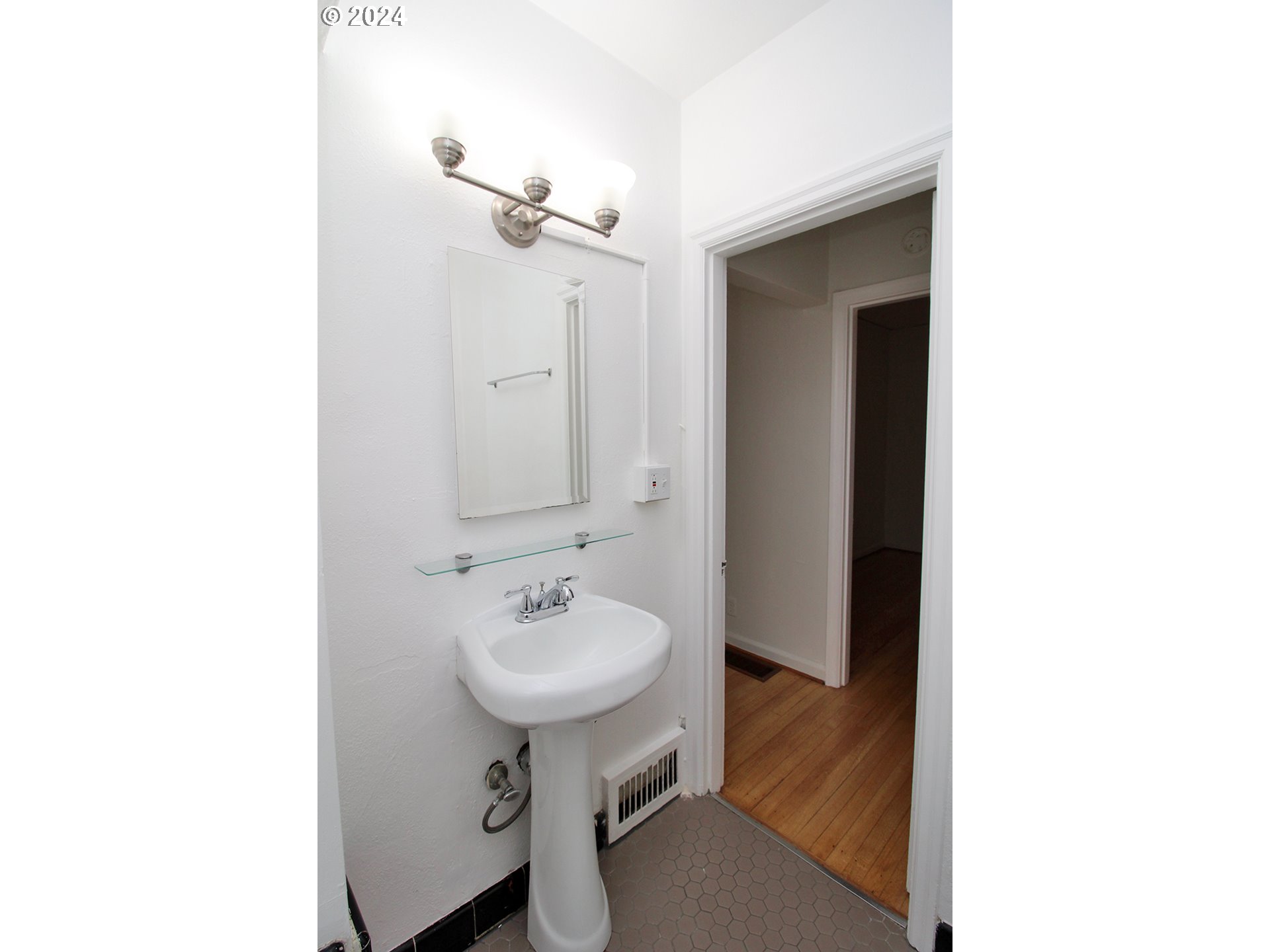 1805 Northeast 8th Avenue Portland, OR 97212 - Photo 7 of 32