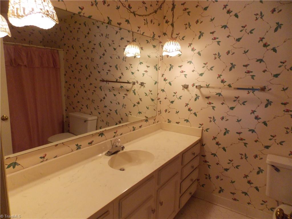 516 Lindley Road Greensboro, NC 27410 - Photo 23 of 26 upper full bath