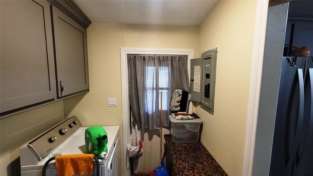 104 Mimosa Way Venus, TX 76084 - Photo 9 of 37 a bathroom with a sink toilet and shower
