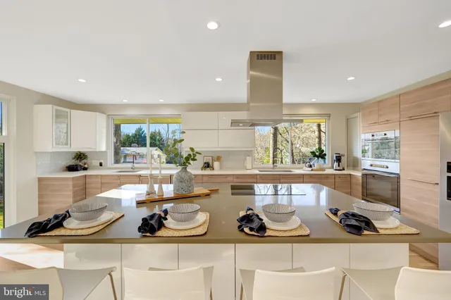 a view of a water fountain in front of building