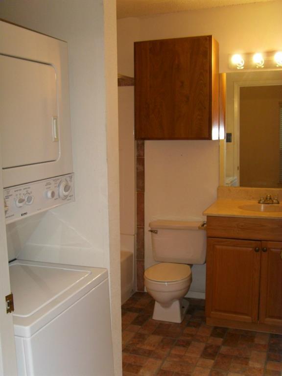 114 East 31st Street, Unit 206 Austin, TX 78705 - Photo 8 of 9 a bathroom with a toilet and a sink