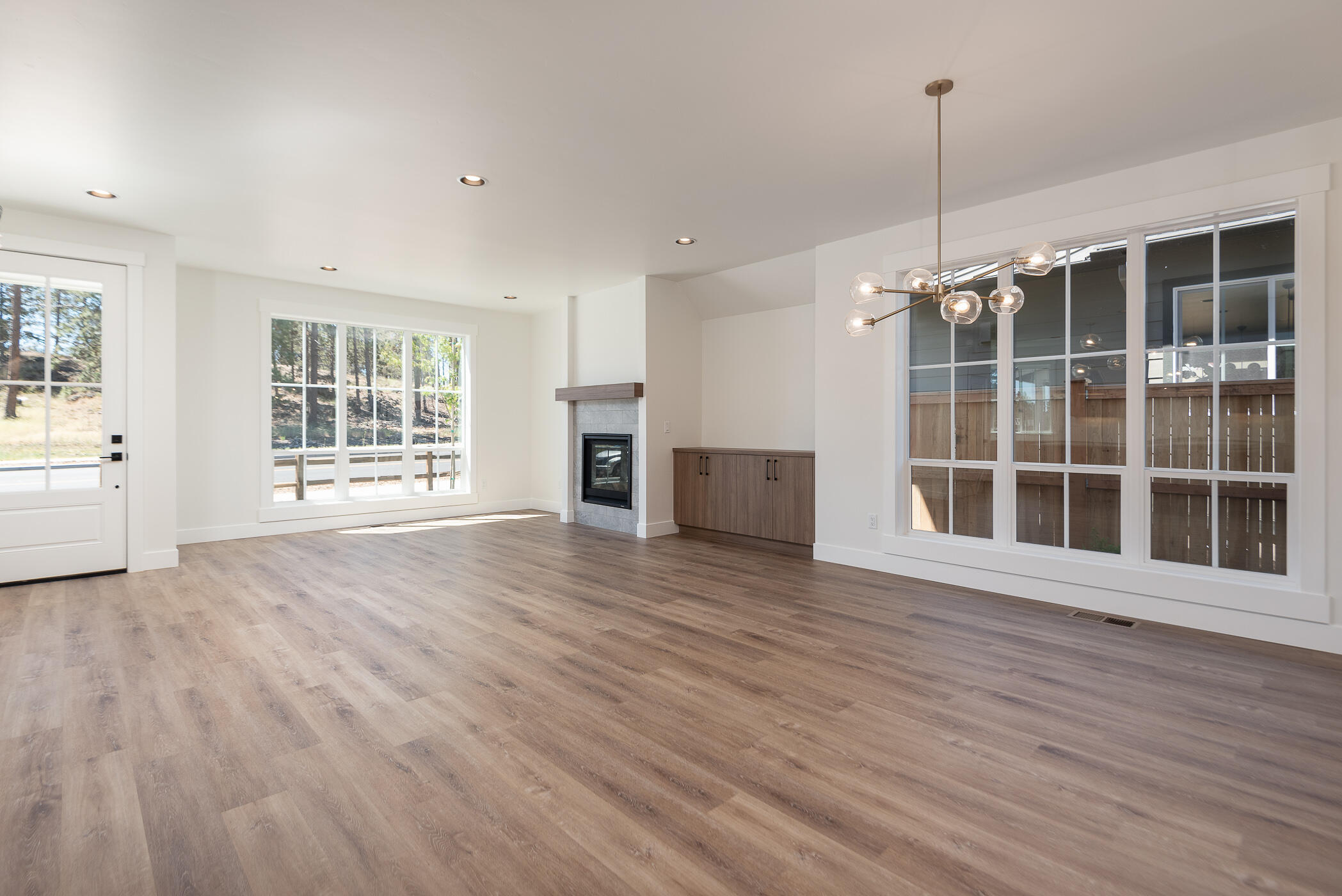 20474 Murphy Road Bend, OR 97702 - Photo 4 of 33 Entry and Great Room