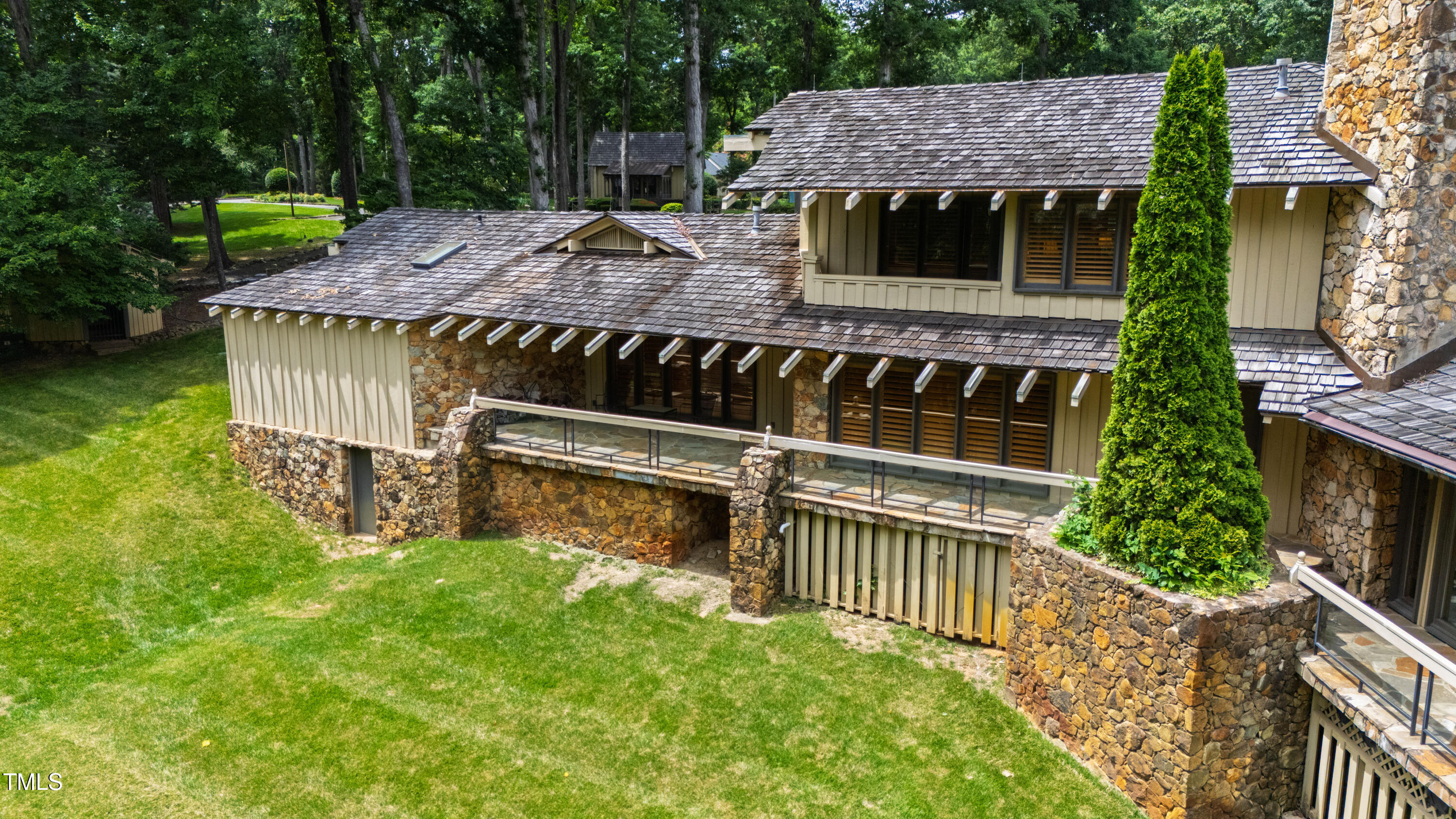 812 Kenmore Road Chapel Hill, NC 27514 - Photo 24 of 95 front view of a house with a yard