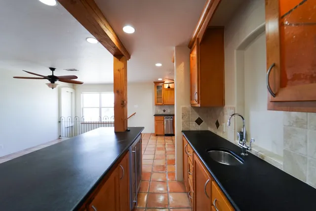 $589,000 | 557 Pompano Street, Hitchcock, TX 77563