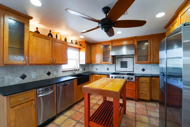 $589,000 | 557 Pompano Street, Hitchcock, TX 77563