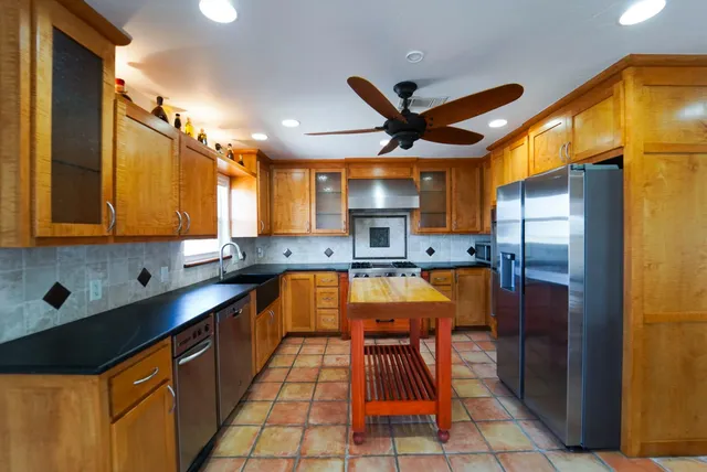 $589,000 | 557 Pompano Street, Hitchcock, TX 77563