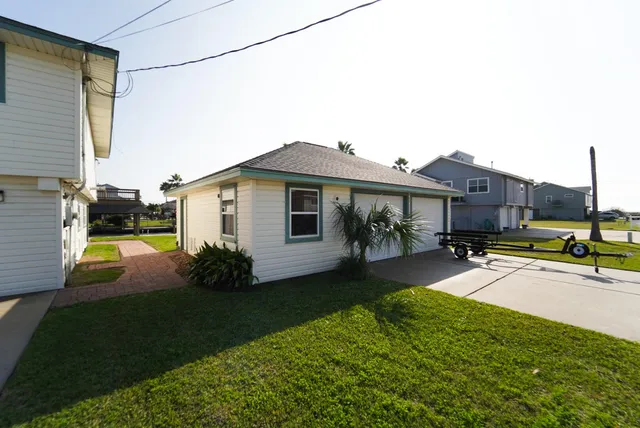 $589,000 | 557 Pompano Street, Hitchcock, TX 77563