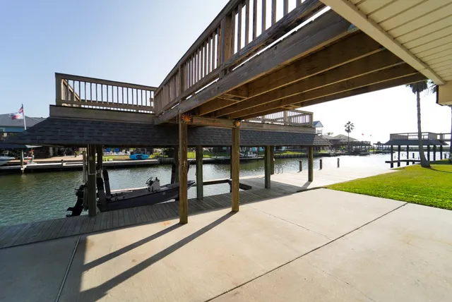 $589,000 | 557 Pompano Street, Hitchcock, TX 77563