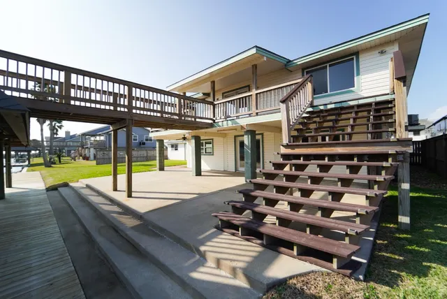 $589,000 | 557 Pompano Street, Hitchcock, TX 77563