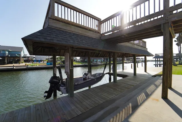 $589,000 | 557 Pompano Street, Hitchcock, TX 77563