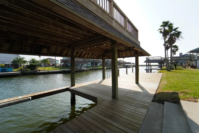 $589,000 | 557 Pompano Street, Hitchcock, TX 77563