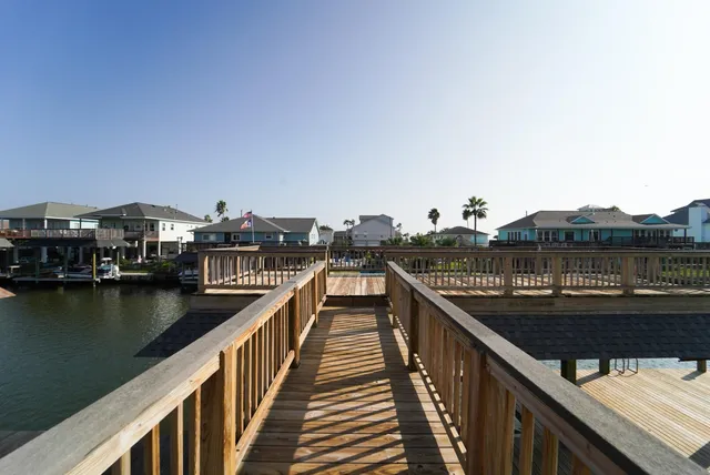 $589,000 | 557 Pompano Street, Hitchcock, TX 77563