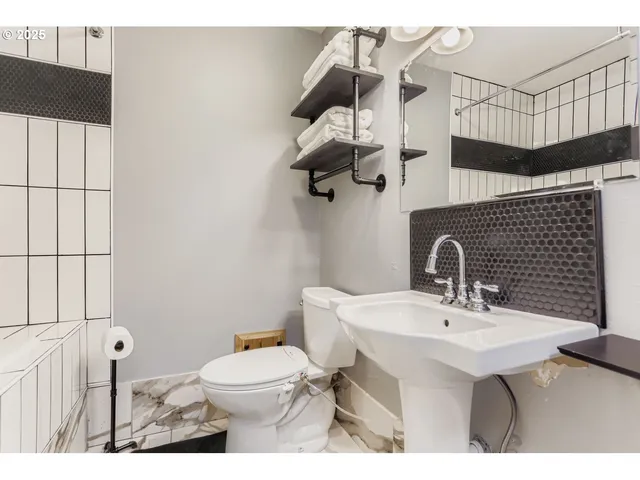 $525,000 | 3419 Southeast Kingsley Road, Milwaukie, OR 97267