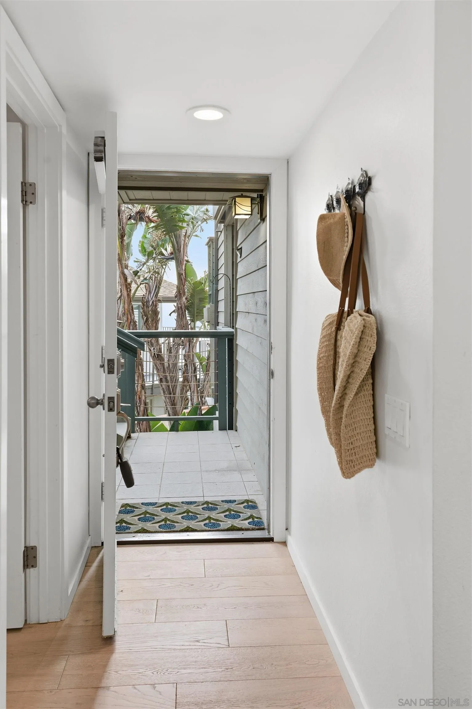 940 Sealane Drive, Unit 5 Encinitas, CA 92024 - Photo 15 of 48 a view of entryway