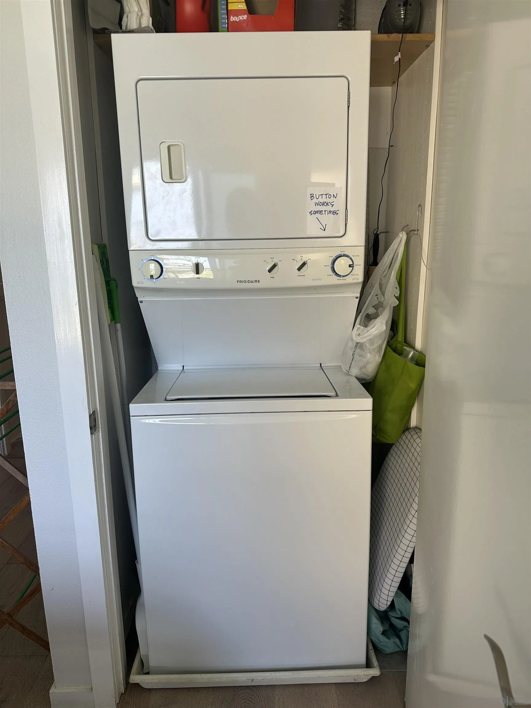 940 Sealane Drive, Unit 5 Encinitas, CA 92024 - Photo 16 of 48 a utility room with dryer and washer