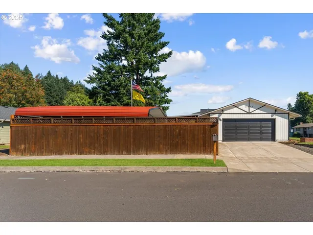 a view of front of a house with a yard