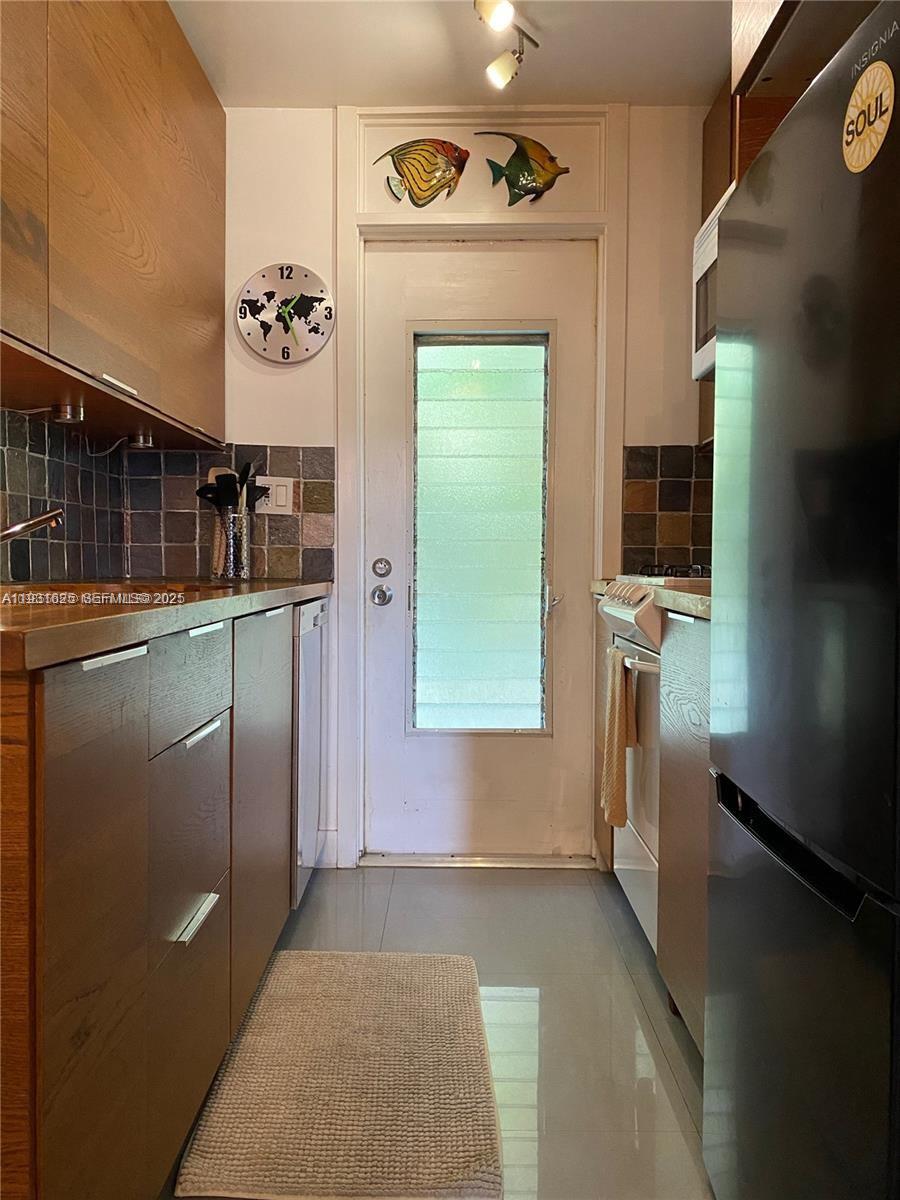 921 Jefferson Avenue, Unit 3B Miami Beach, FL 33139 - Photo 7 of 13 a view of entryway with a refrigerator and a window