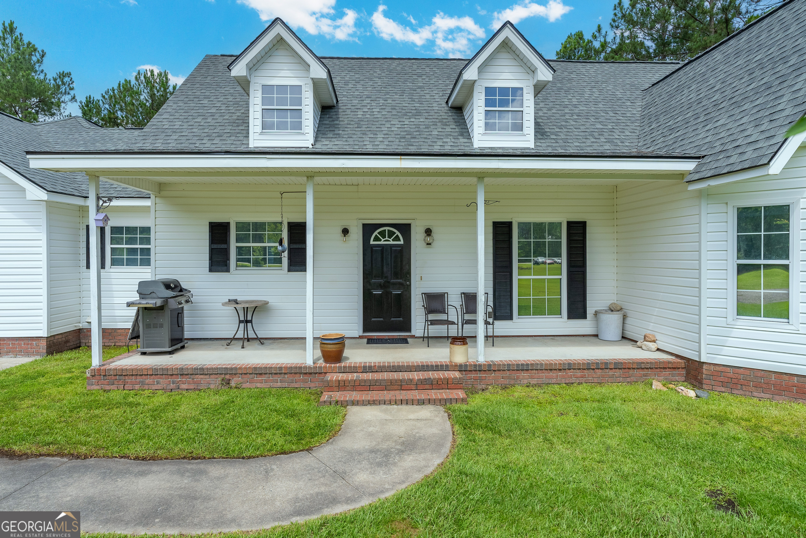 400 Smith Road Waycross, GA 31503 - Photo 2 of 25 a front view of a house with garden and plants