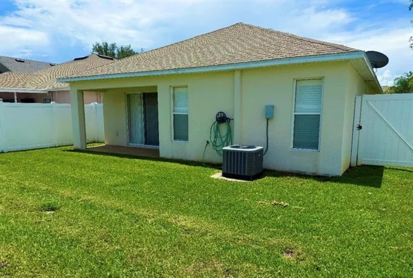 a view of a house with backyard