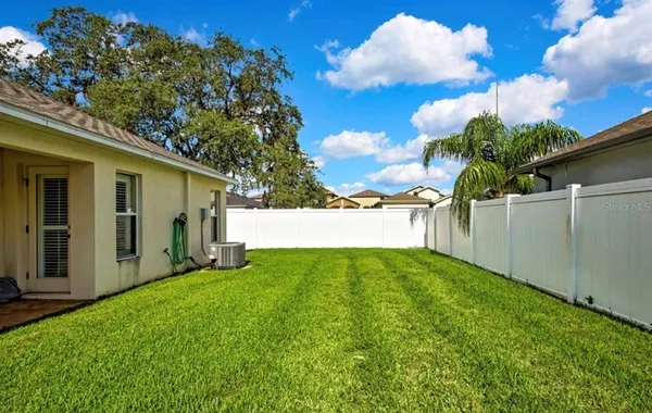 a view of backyard with garden