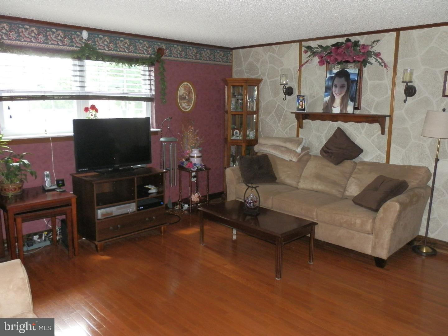 155 Ridgefield Road Philadelphia, PA 19154 - Photo 4 of 23 Living Room