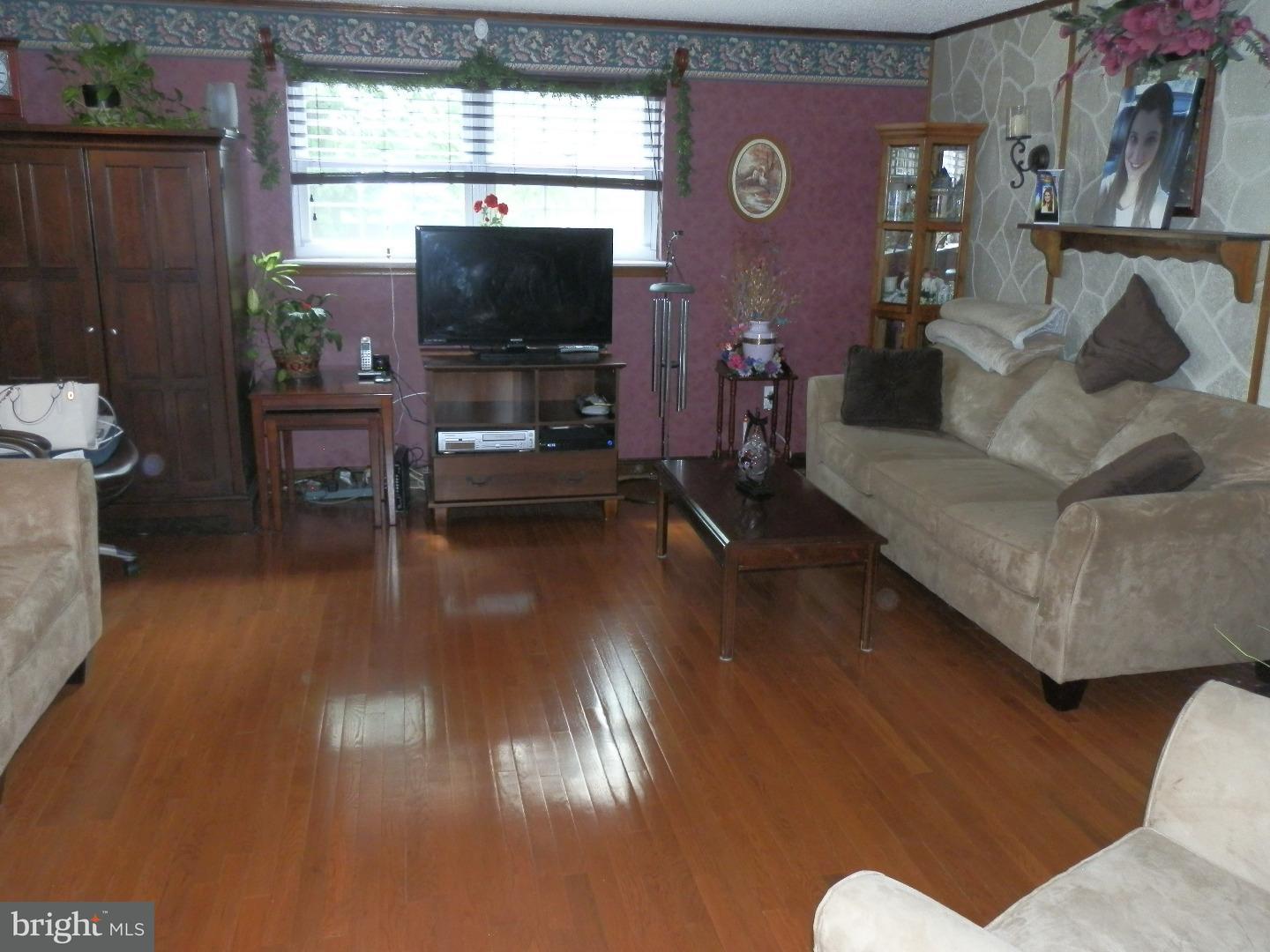 155 Ridgefield Road Philadelphia, PA 19154 - Photo 5 of 23 Living Room