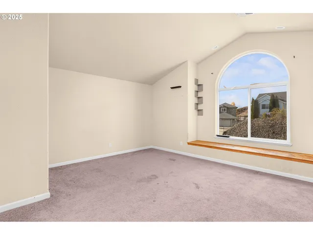 a view of empty room with window