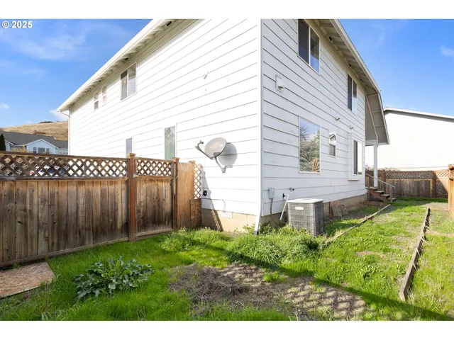 a view of a backyard with pathway