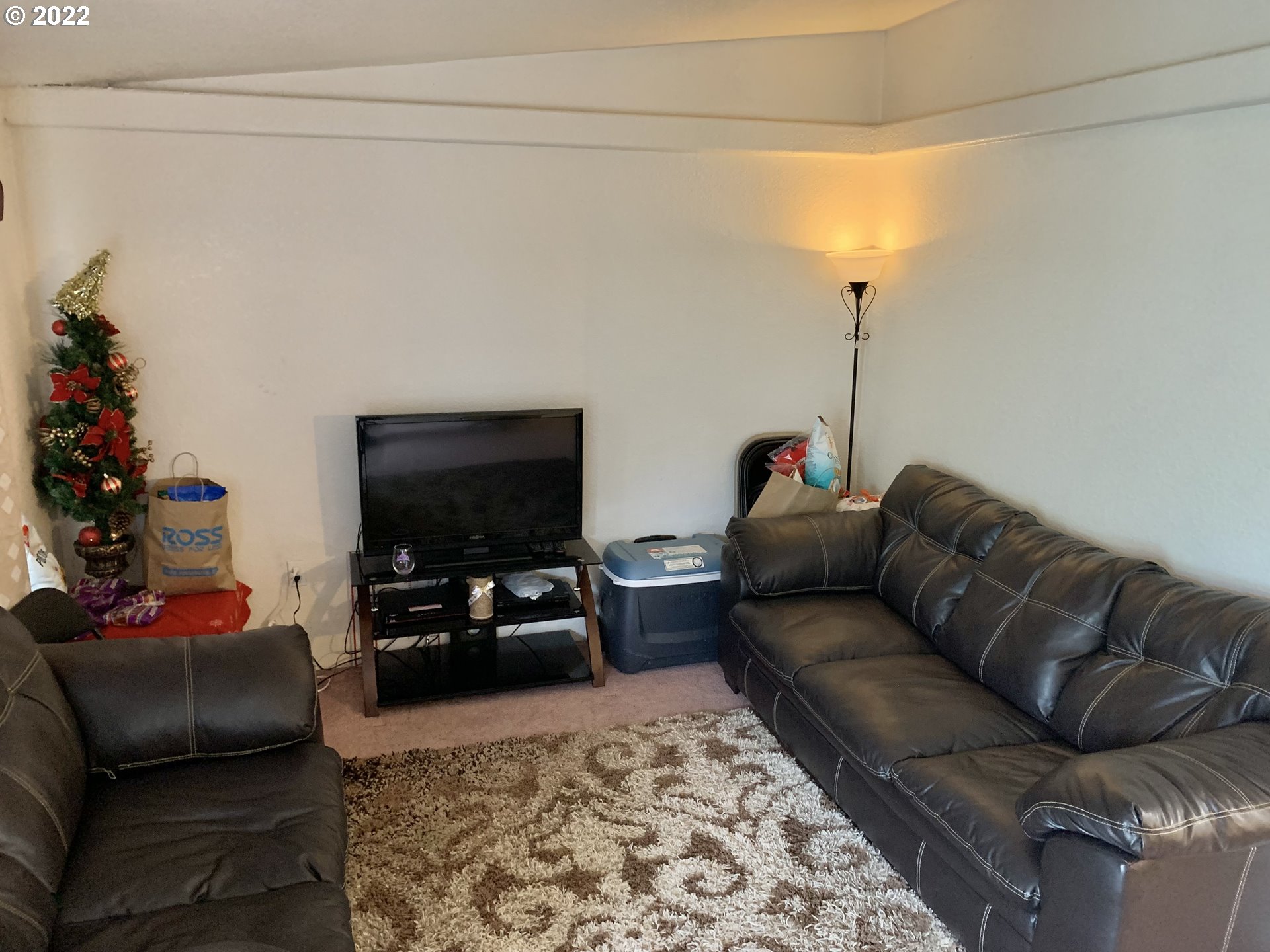 5510 E Street Springfield, OR 97478 - Photo 3 of 6 a living room with furniture and a flat screen tv