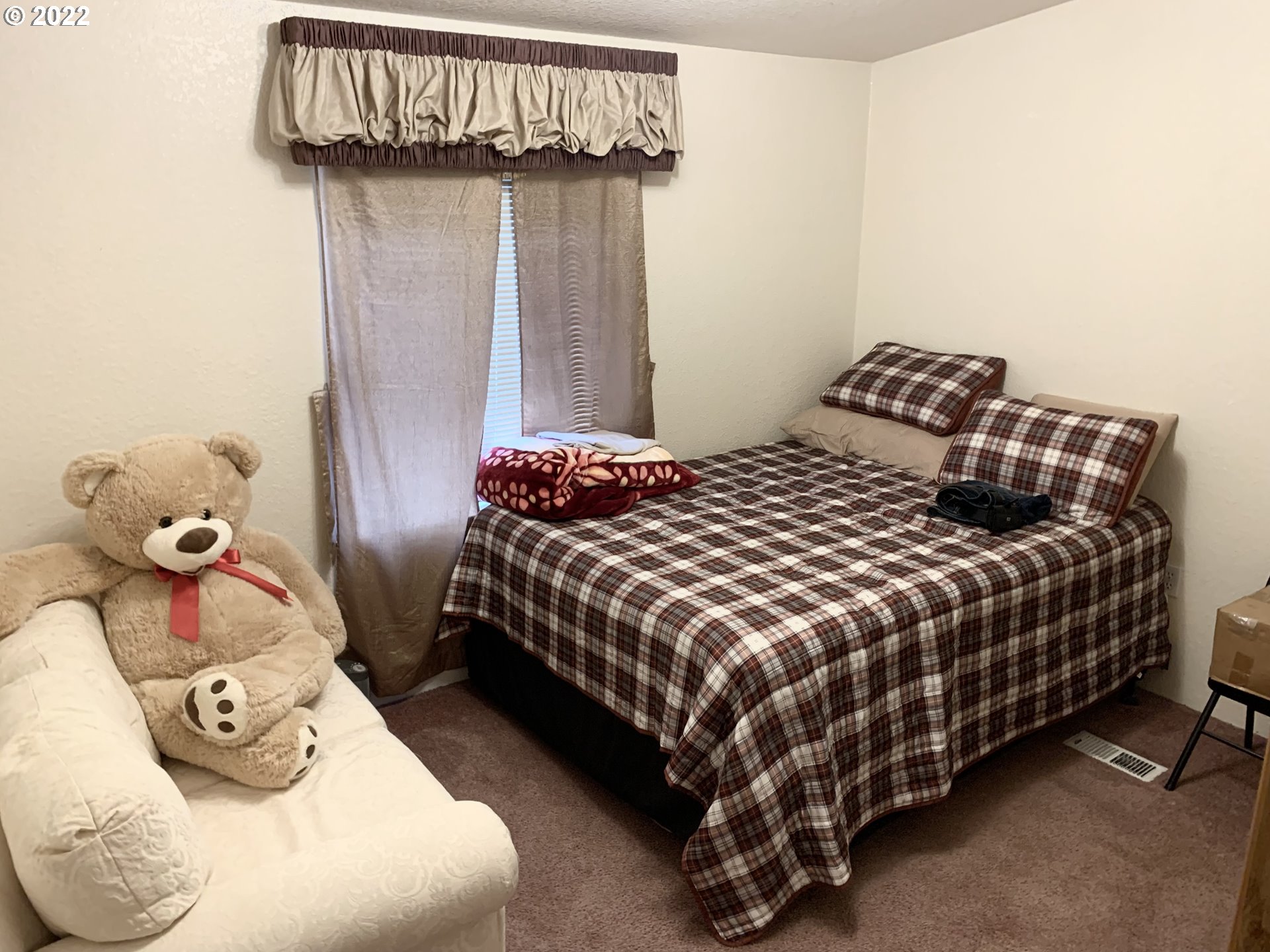 5510 E Street Springfield, OR 97478 - Photo 4 of 6 a bedroom with a bed and a window