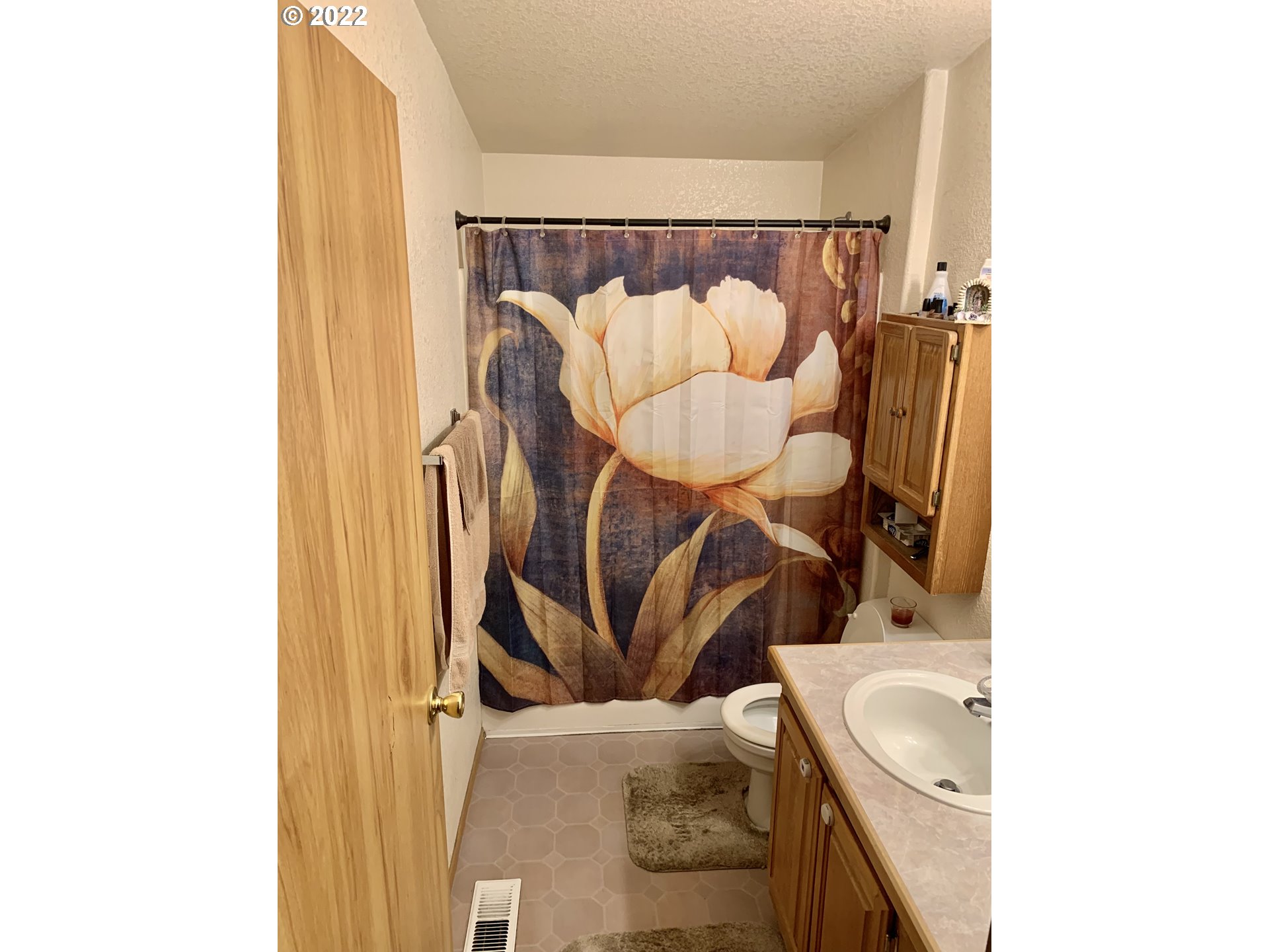 5510 E Street Springfield, OR 97478 - Photo 6 of 6 a bathroom with a sink and toilet